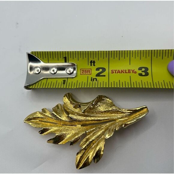 Lot of Four Vintage Goldtone Brooches - Picture 10 of 13